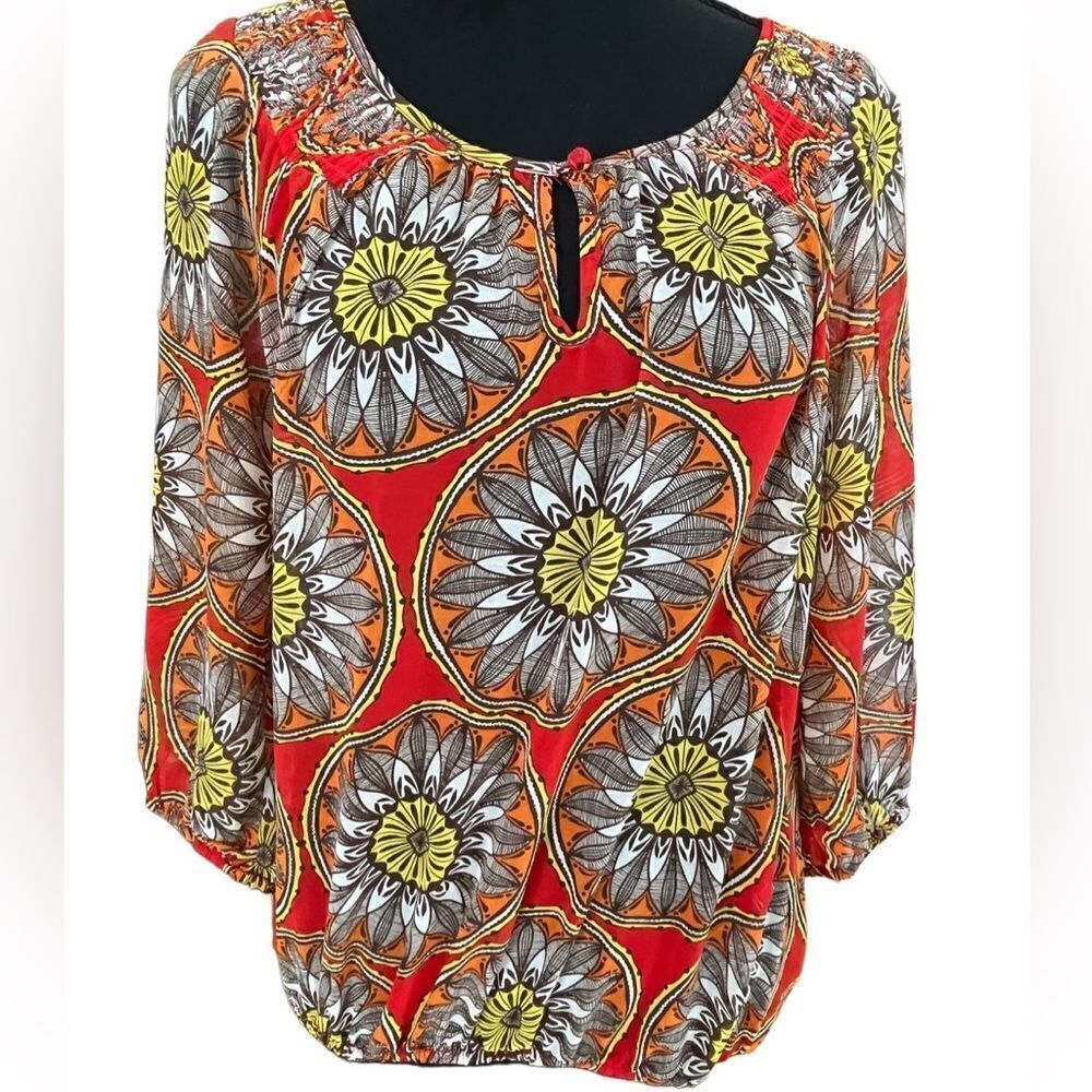 Banana Republic semi sheer 100% polyester keyhole front w/button top, size S.